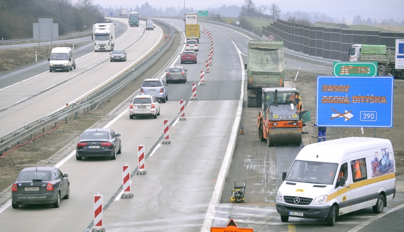 Celá modernizace D1 mezi Mirošovicemi a Kývalkou by měla být podle aktuálního harmonogramu dokončená nejdříve v roce 2020.