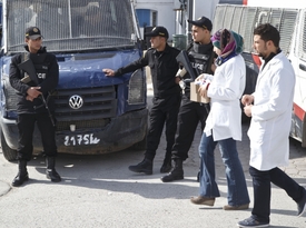 Mezi mrtvými jsou dva útočníci, kterých ale podle policie bylo víc.