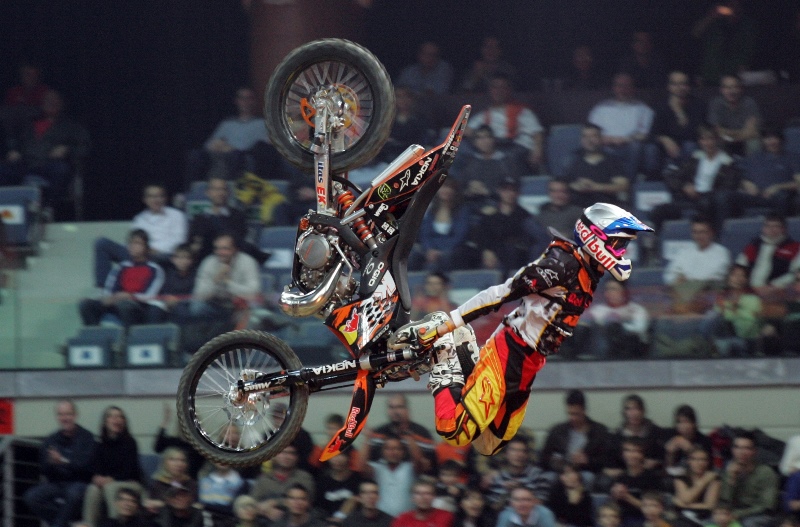 Přední český freestylový motokrosař Petr Pilát, který se ve čtvrtek vážně zranil při tréninku, je po operaci a jeho život není ohrožen.