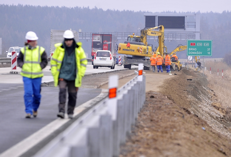 Na dálnici D1 mezi Lhotkou na 153. km a Velkou Bíteší na 162. km (na snímku) na Žďársku ve směru na Brno byly v tomto týdnu po zimní přestávce zahájeny práce na dokončení oprav tohoto úseku.