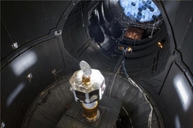 Budoucí umělá družice v laboratoři ESTEC.