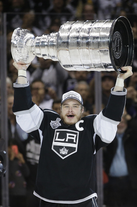 Dustin Brown, kapitán úřadujících šampionů z Los Angeles.