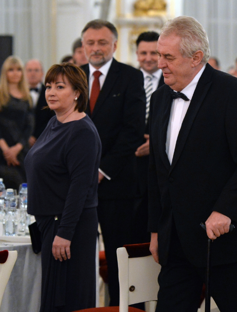 Prezidentský pár Ivana a Miloš Zemanovi uspořádali 20. března na Pražském hradě svůj první reprezentační ples. Prezidentský pár Ivana a Miloš Zemanovi uspořádali 20. března na Pražském hradě svůj první reprezentační ples.