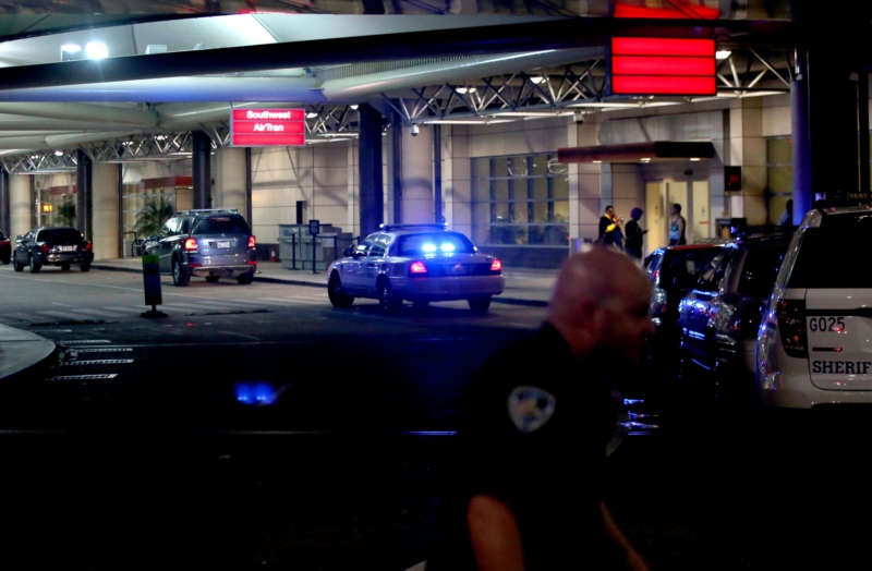 Policie před budovou letišti v New Orleans. Policie před budovou letišti v New Orleans.