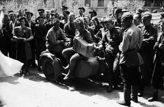 Rudoarmějci na území osvobozené Prahy. Květen 1945.