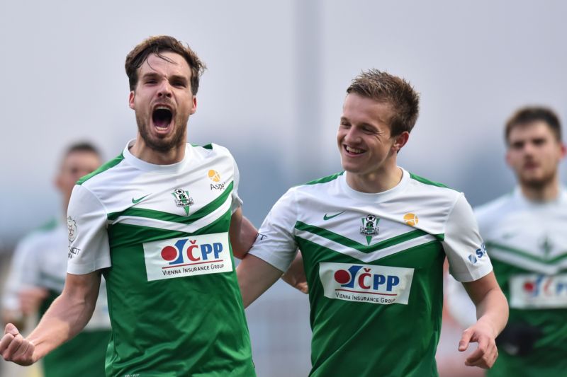 Utkání 21. kola první fotbalové ligy Baumit Jablonec - 1. FK Příbram 21. března v Jablonci nad Nisou. Autor prvního gólu Filip Novák (vlevo) a Jan Kopic z Jablonce.