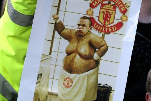 Karikatura Wayna Rooneyho, která byla k vidění při zápase s Liverpoolem.