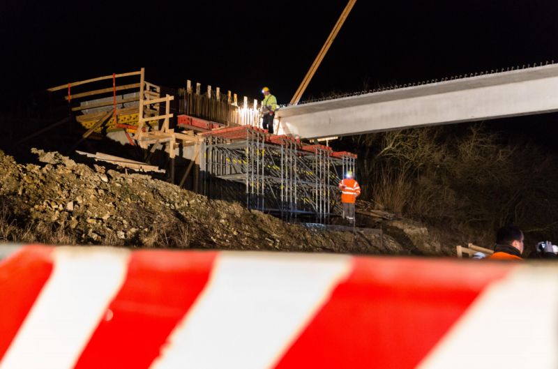 Stavba nového mostu nad dálnicí. Stavba nového mostu nad dálnicí.