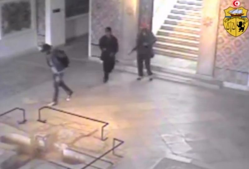 Záběry z videa, které zveřejnilo tuniské ministerstvo vnitra: dva útočníci (vpravo) se sešli na schodech v muzeu ještě před útokem.