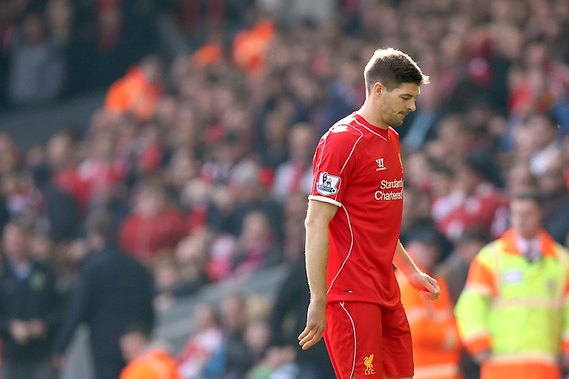 Vyloučený záložník Liverpoolu Steven Gerrard.