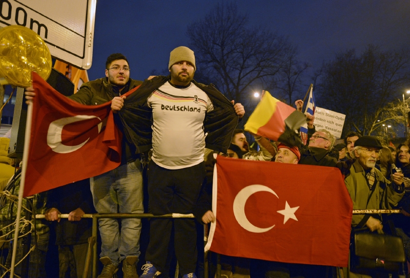 Němečtí muslimové v Kolíně nad Rýnem protestovali proti hnutí PEGIDA.