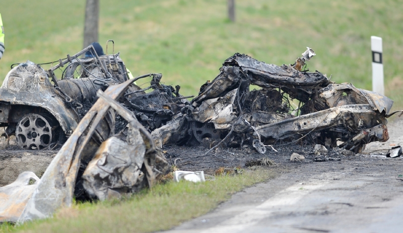 Čtyři lidé zemřeli po nehodě osobního auta nedaleko obce Suchohrdly u Miroslavi na Znojemsku. 