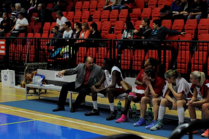 Exšéf Českých drah Daniel Kurucz na lavičce basketbalistek Nymburka.