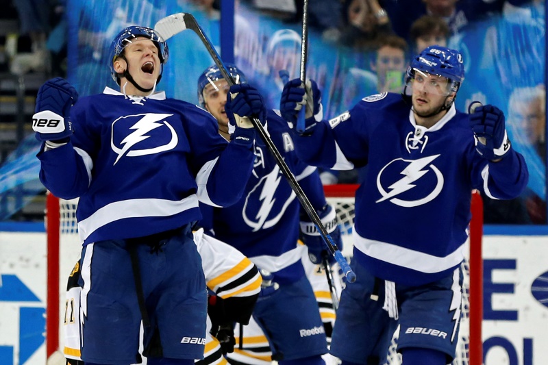 Hokejový útočník Ondřej Palát (vlevo) podpořil v nedělním utkání NHL gólem a asistencí výhru Tampy Bay 5:3 nad Bostonem.