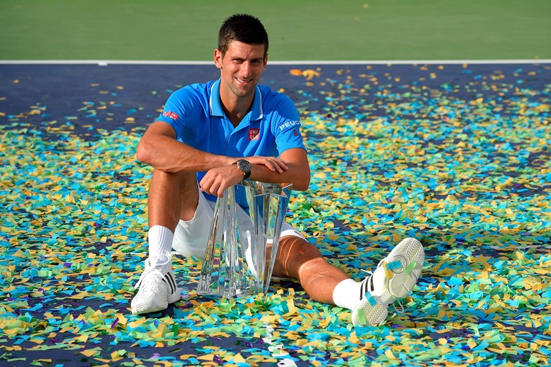 Srbský tenista Novak Djokovič porazil ve finále v Indian Wells Rogera Federera 6:3, 6:7 a 6:2 a čtvrtým triumfem na tomto turnaji vyrovnal Švýcarův rekord. Srbský tenista Novak Djokovič porazil ve finále v Indian Wells Rogera Federera 6:3, 6:7 a 6:2 a čtvrtým triumfem na tomto turnaji vyrovnal Švýcarův rekord.