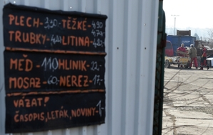 Sběrna kovu v Petrovicích na Karvinsku.