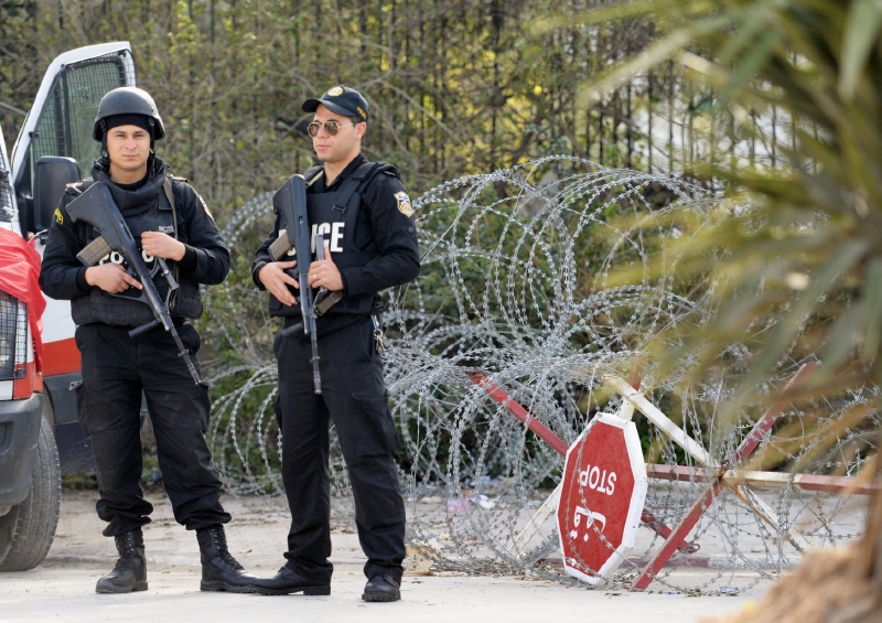 Tuniští policisté před muzeem, kde se teroristický útok odehrál.