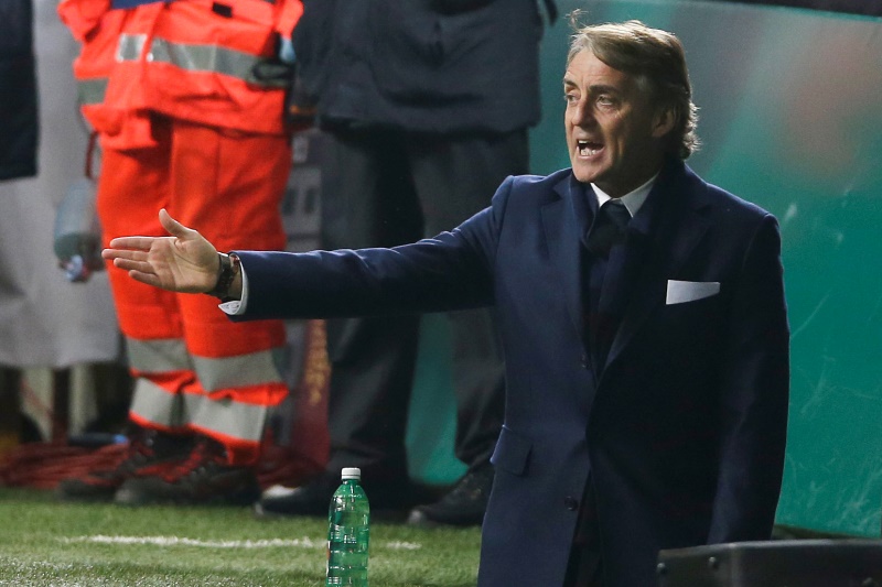 Trenérovi Interu Milán Robertovi Mancinimu se nelíbí, že reprezentační kouč Antonio Conte nominoval dva fotbalisty nenarozené v Itálii. Trenérovi Interu Milán Robertovi Mancinimu se nelíbí, že reprezentační kouč Antonio Conte nominoval dva fotbalisty nenarozené v Itálii.