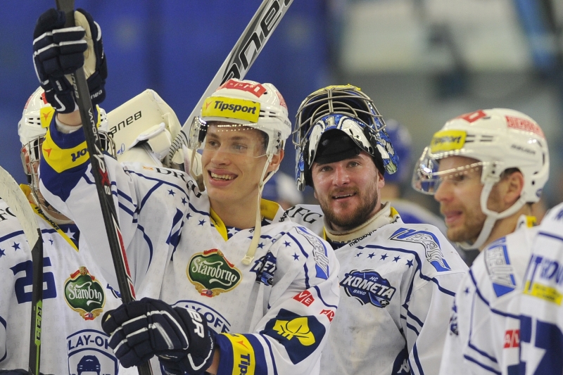 Čtvrtfinále play off hokejové extraligy: HC Kometa Brno - PSG Zlín, 7. zápas, 23. března v Brně. Útočník Komety Petr Mrázek (vlevo) a brankář Marek Čiliak se radují z vítězství.