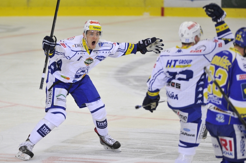 Čtvrtfinále play off hokejové extraligy: HC Kometa Brno - PSG Zlín, 7. zápas, 23. března v Brně. Útočníci Komety Tomáš Vondráček (vlevo) a Jan Káňa se radují z gólu.