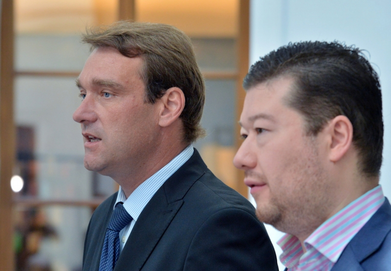 Poslanec Radim Fiala (vlevo) a předseda Tomio Okamura z hnutí Úsvit přímé demokracie.