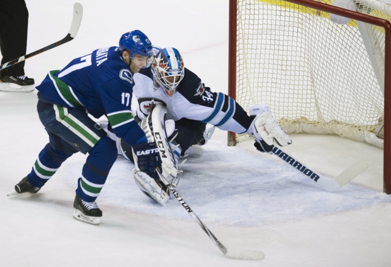 Útočník Radim Vrbata (zleva) a brankář Michael Hutchinson v úterním zápase NHL.