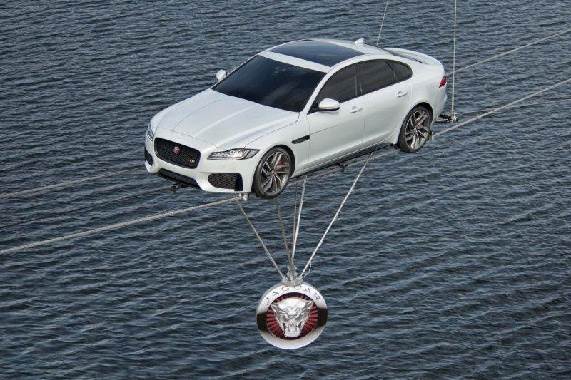 Jízda po lanech nad řekou, tak se představil Jaguar XF.