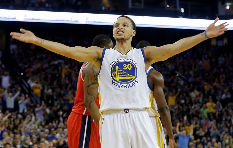 Basketbalisté Golden State po 39 letech ovládli v NBA Pacifickou divizi. Nejlepší tým soutěže o tom rozhodl úterním vítězstvím na hřišti Portlandu 122:108, o které se nejvýrazněji zasloužil Stephen Curry, jenž zaznamenal 33 bodů a deset asistencí.