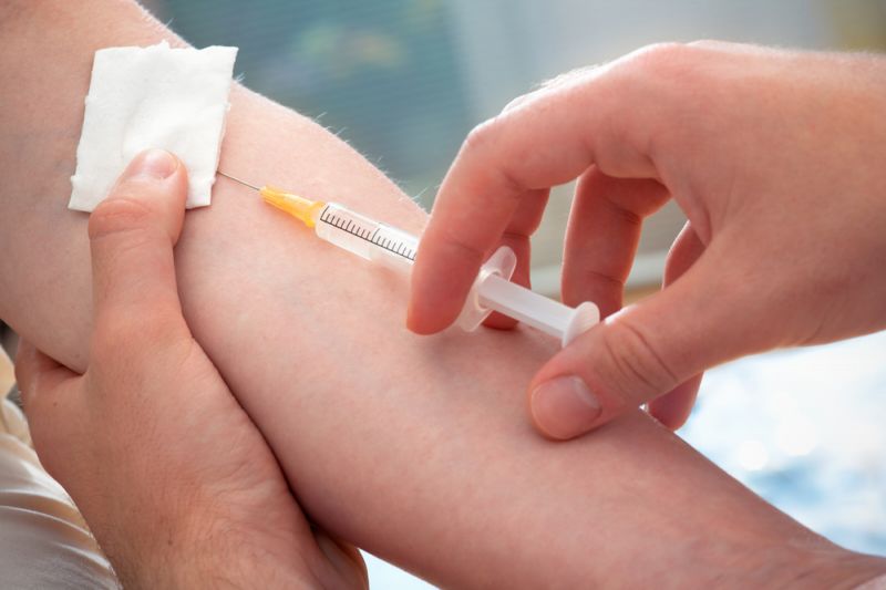 Hepatitida C není jen nemocí narkomanů. Nakazit se může každý - stačí neopatrnost při práci s jehlou.