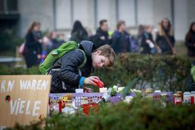 Truchlí i gymnázium v Halternu, jehož šestnáct studentů se dvěma učitelkami letadlem cestovalo.