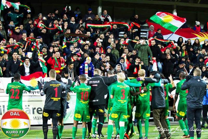Fotbalisté švédského týmu Dalkurd unikli smrti.