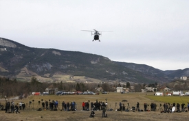 Místo, kde se zřítil Airbusu společnosti Germanwings - spadl na jihu Francie v úterý. Na snímku jsou vidět štáby novinářů.
