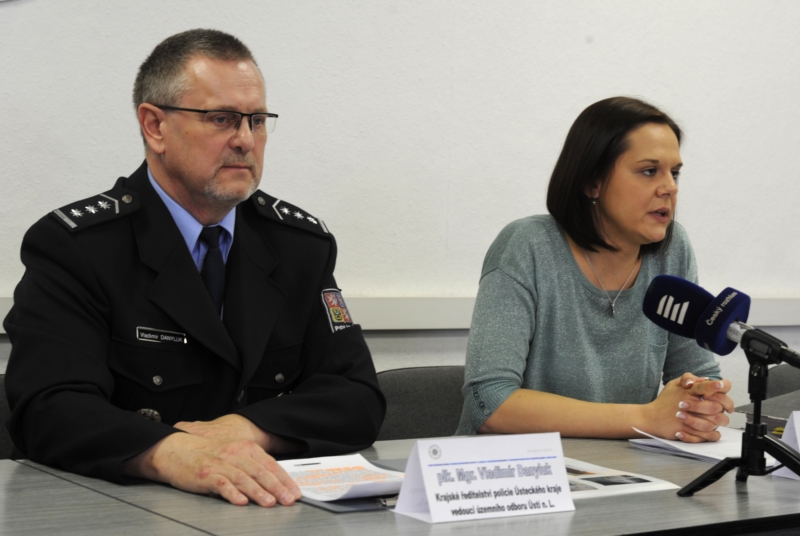 Ředitel ústecké policie Vladimír Danyluk na tiskové konferenci. Jeho ramena budou za čtyři roky zdobit pěticípé hvězdy.
