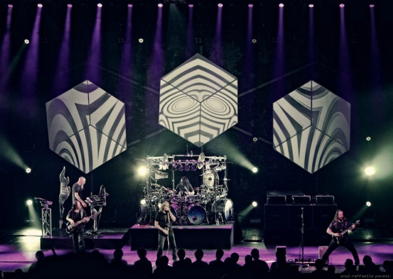 Kapela Dream Theatre při vystoupení v Tokiu v roce 2012.