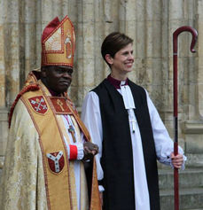 První biskupka anglikánské církve Libby Laneová. I jí šéfuje yorský arcibiskup John Sentamu.