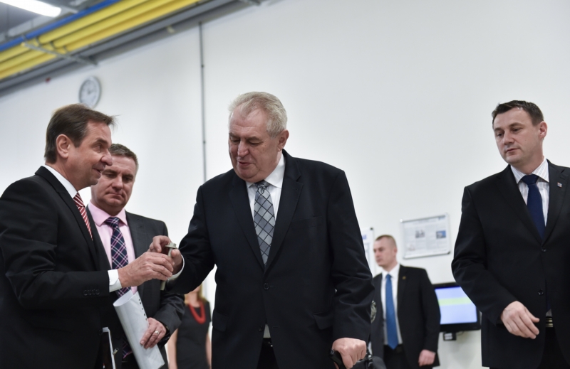 Třetí den návštěvy prezidenta republiky Miloše Zemana v Libereckém kraji, 26. března v Turnově. Setkání se zaměstnanci firmy Kamax. Vlevo je ředitel turnovského závodu Vladimír Košíček, vpravo hejtman Martin Půta. Třetí den návštěvy prezidenta republiky Miloše Zemana v Libereckém kraji, 26. března v Turnově. Setkání se zaměstnanci firmy Kamax. Vlevo je ředitel turnovského závodu Vladimír Košíček, vpravo hejtman Martin Půta.