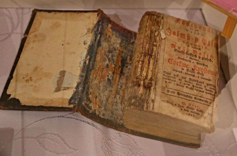 Bible z roku 1823.