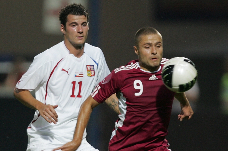 Lotyšský fotbalista Maris Verpakovskis v roce 2010 během zápasu s Českem. Lotyšský fotbalista Maris Verpakovskis v roce 2010 během zápasu s Českem.