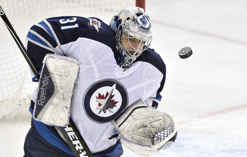 Další skvělý výkon podal v hokejové NHL brankář Ondřej Pavelec.