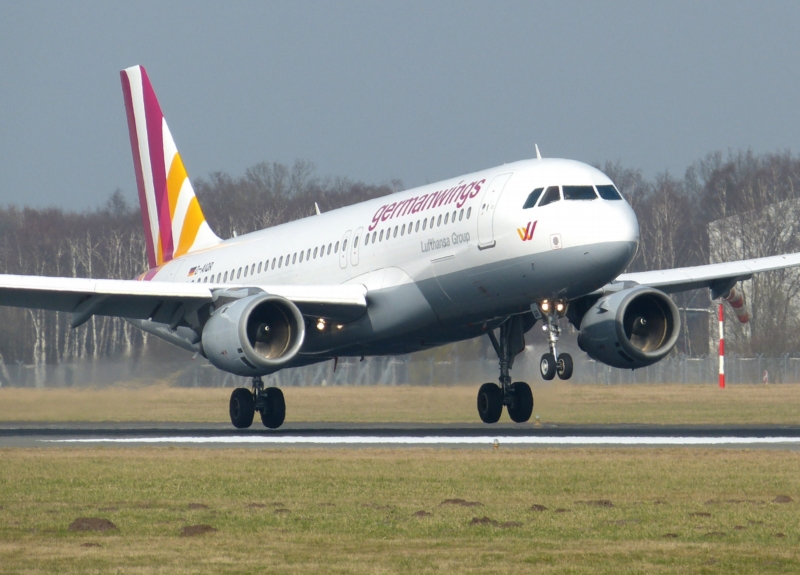 Kapitán německého airbusu A320 se snažil dostat do kokpitu pomocí sekyry. 