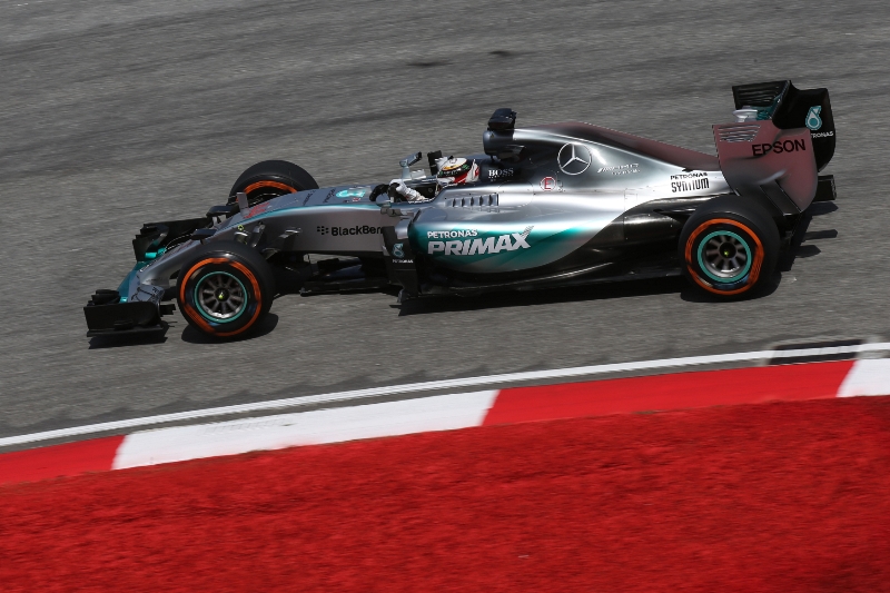Brit Lewis Hamiton z Mercedesu i přes značné technické problémy zajel nejrychlejší čas tréninkového dne před Velkou cenou Malajsie formule 1. Brit Lewis Hamiton z Mercedesu i přes značné technické problémy zajel nejrychlejší čas tréninkového dne před Velkou cenou Malajsie formule 1.