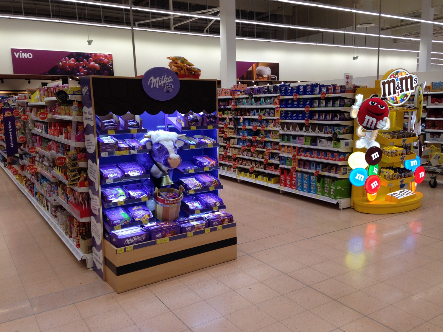 Regálové čelo Milka v Tesco Letňany.