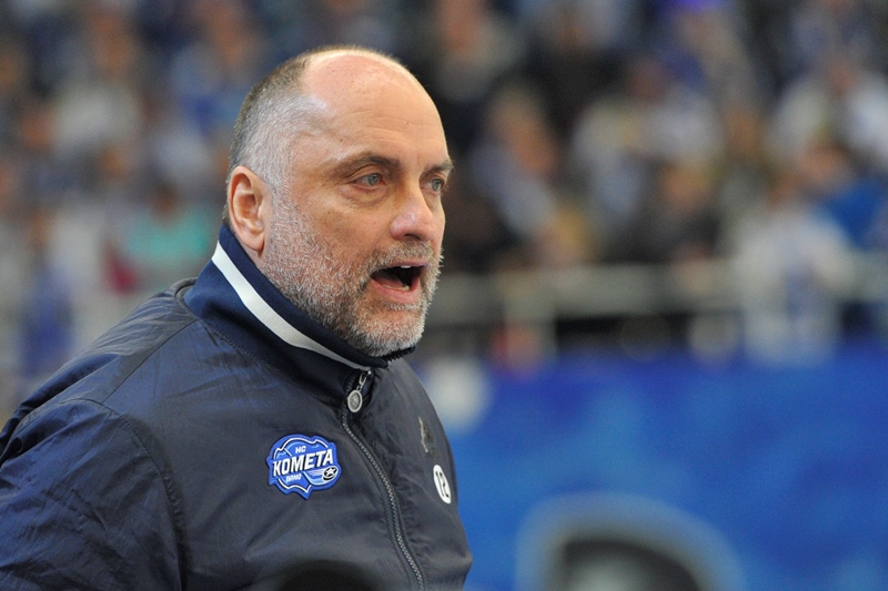 Trenér Komety Brno Vladimír Kýhos dostal pokutu 30.000 korun za vulgární slovní napadení rozhodčích po čtvrtečním utkání semifinále play-off hokejové extraligy v Litvínově. Trenér Komety Brno Vladimír Kýhos dostal pokutu 30.000 korun za vulgární slovní napadení rozhodčích po čtvrtečním utkání semifinále play-off hokejové extraligy v Litvínově.