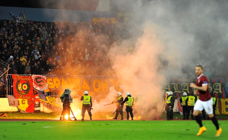 Fotbalový klub Slovan Bratislava dostal od slovenského úřadu pokutu 500 eur (13.700 korun) za nedostatky při organizaci loňského utkání Evropské ligy se Spartou Praha, které bylo kvůli řádění fanoušků přerušeno. 