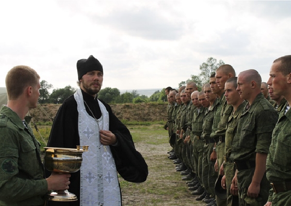 Ortodoxní kněz žehná vojákům v Rusku (ilustrační foto).
