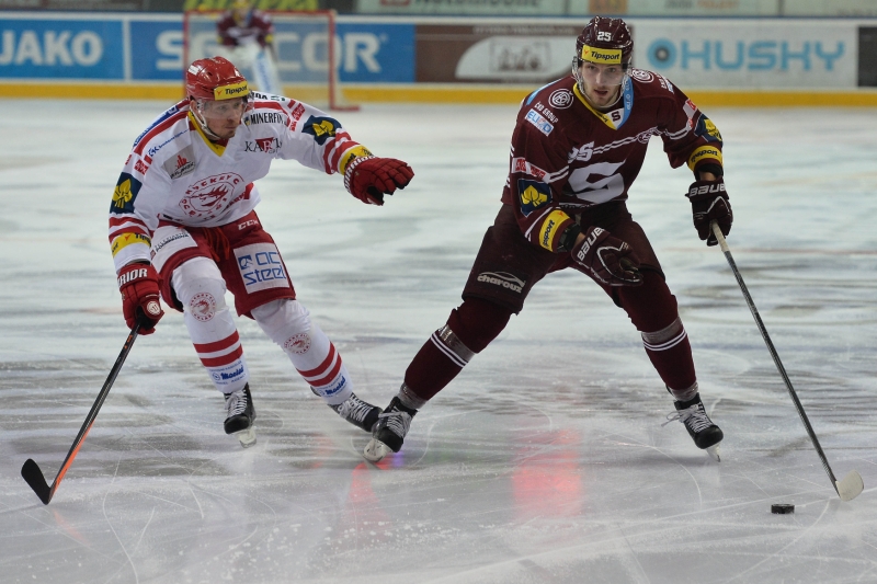 Utkání 52. kola hokejové extraligy HC Sparta Praha - HC Oceláři Třinec 1. března v Praze. Útočník Třince Daniel Rákos (vlevo) a útočník Sparty Martin Procházka.