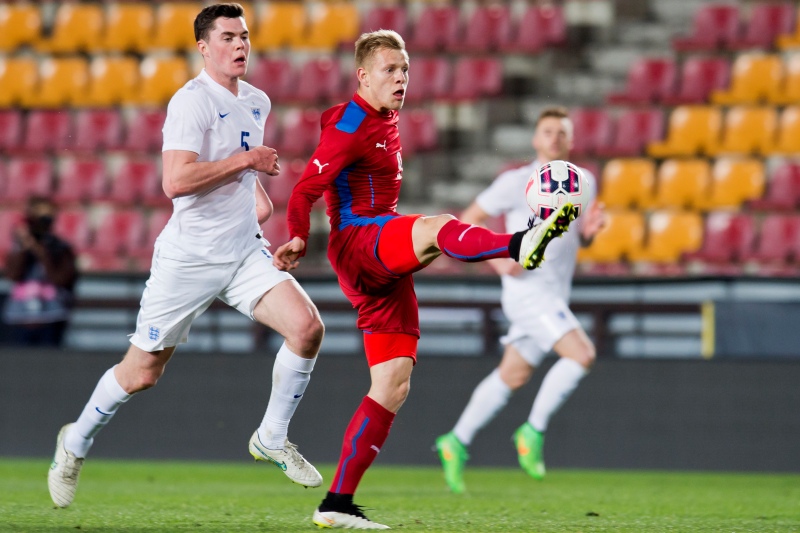 Michael Keane (vlevo) z Anglie a Matěj Vydra z České republiky.