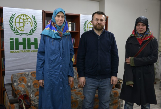 Češky Hana Humpálová a Antonie Chrástecká a zástupce turecké humanitární organizace IHH.