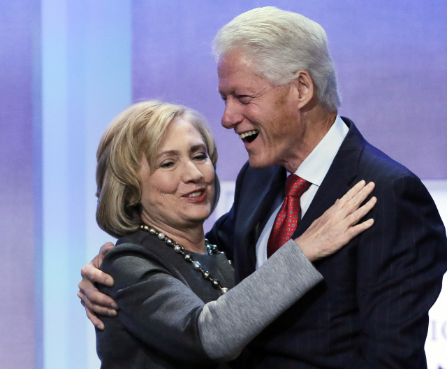 Ostře sledovaný americký politický manželský pár Hillary a Bill Clintonovi se příští měsíc vrací do Bílého domu.