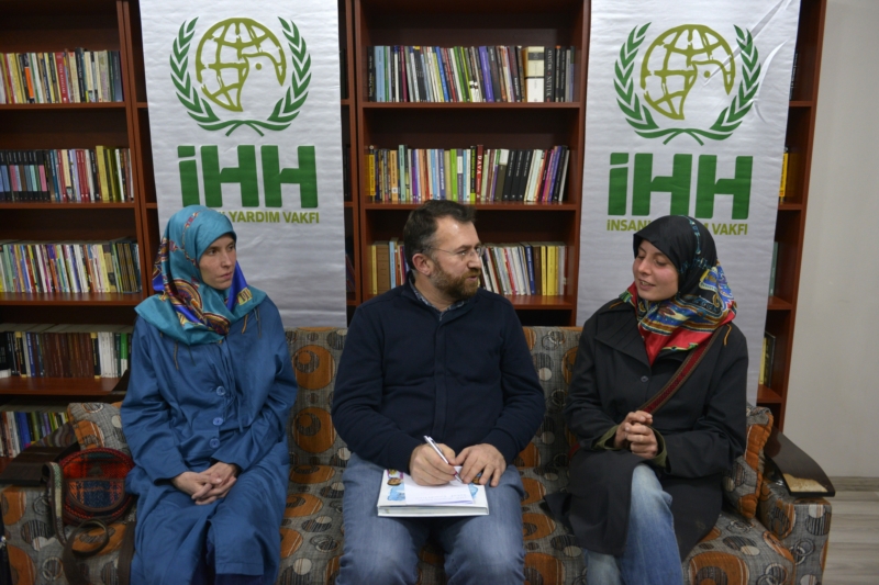 Dívky a koordinátor organizace IHH, která se podílela na záchraně dívek, Izzet Sahin.